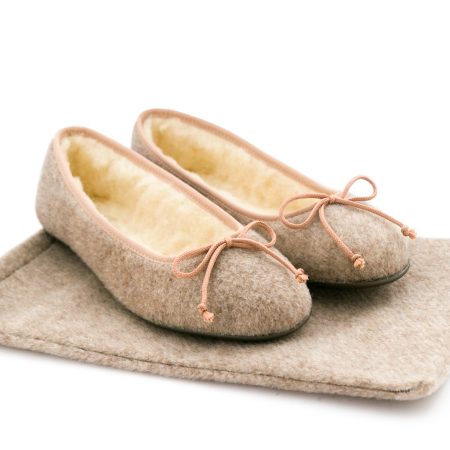 Beige. Zapatillas bailarinas para casa